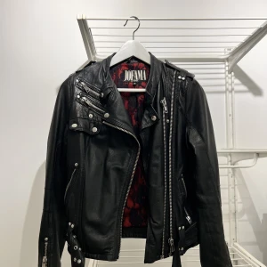 JOFAMA by Kenza - En supersnygg skinnjacka i strl S.