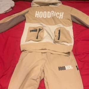 Hoodrich - Hej jag säljer ett fint hoodrich sett jag säljer pågrund av att de har blivit för liten och de bara ligger i garderoben de är storlek S men passar m inga skador är i bra skick 