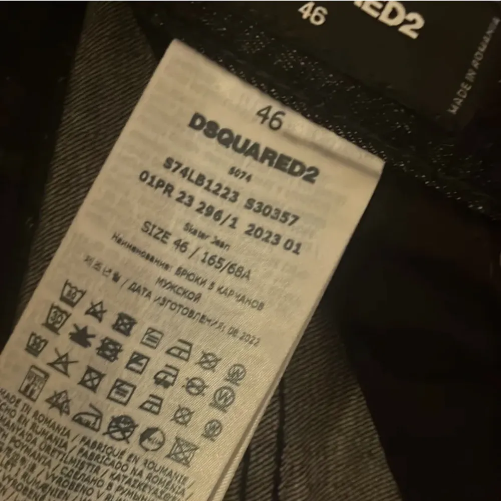 Säljer dessa äkta Dsquared2 jeans, de kommer med tag men inget kvitto.  Nypris : 6000 på farfetch.  Säljs för : 2800  Snabbaffär kan gå ner några hundralappar.  Storlek 46 IT . Jeans & Byxor.