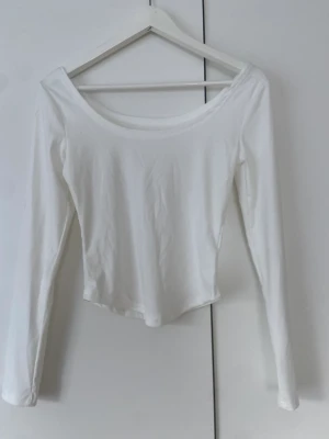 Topp - Aldrig använd. Har silikonbröst så den ej ska åka ner på insidan.