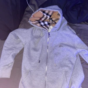 Burberry hoodie  - En snygg burberry zip hoodie som ee relativt använd. Eller har jag bah använt den 3-4 gånger då den är ganska ny 