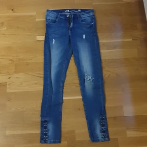 Ripped jeans - Byxor jag använde när jag var liten, skulle nog kunna passa någon med storlek s-xs om de är under 168cm lång 