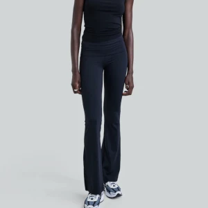 yogapants💕 - Super fina och sköna Lågmidjade yoga pants från bikbok, bra skick och säljer då jag har ett par andra. Nypris 499kr💕