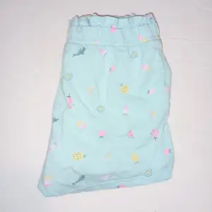 Barn shorts i fint begagnat skick.  Storlek: 6-8år, 122/128  