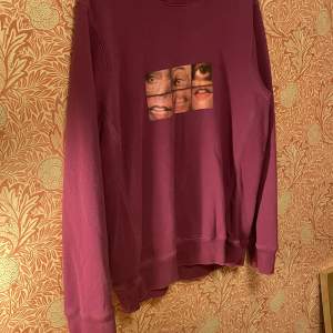 Helt oanvänd lila sweatshirt troligen köpt från Junkyard med tvär coolt tryck.