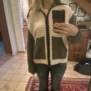 Snygg kofta - Supersnygg kofta som knappt är använd från Zara💕