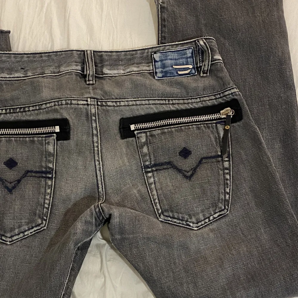 Coola lågmidjade Dieasel jeans uppskattade till storleken S. De är rätt så raka och vida. De är lite slitna och avklippta längst ner.. Jeans & Byxor.