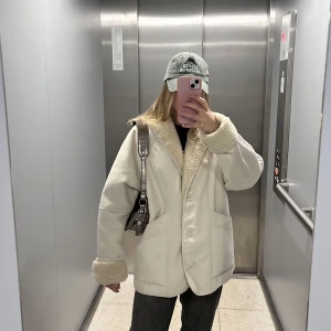 vinterjacka - Vit vinterjacka från H&M med teddydetaljer i storlek S (oversized fit). Jätteskön & värmande. Den har två stora fickor där fram. Sparsamt använd och i perfekt skick. Hör av dig om du undrar något🤍🌨️