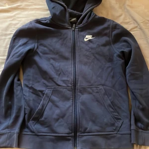 Nike zip tröja - Säljer min blåa nike luvtröja som är i väldigt fint skick!