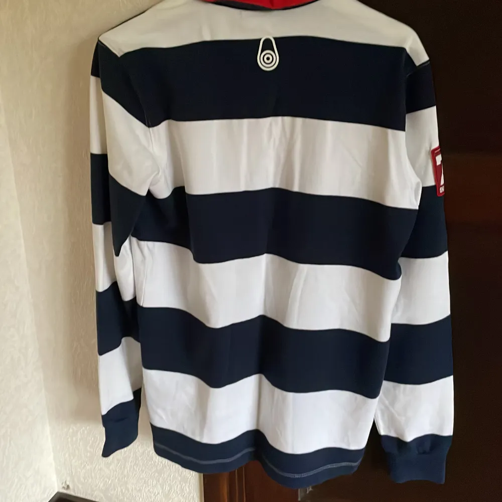Säljer denna sail racing tröja för 400 kr knappast använt . Tröjor & Koftor.