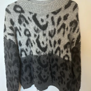 Stickad tröja  - Stickad tröja från mango. Storlek S.