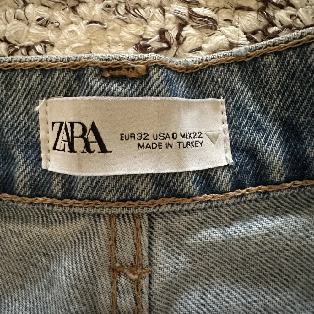 Högmidjade utsvängda zara jeans som är använda men i väldigt bra skick!. Jeans & Byxor.