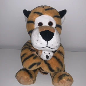Tiger gosedjur  - Säljer gosedjuret då jag försöker göra mig av med så många gosedjur som möjligt. Den är i bra skick och ser nästan helt ny ut❤️‍🩹 Skriv ifall du har några frågor!!