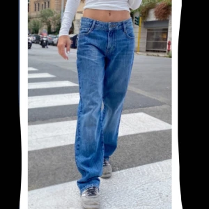 Low waist jeans - Säljer dessa ursnygga jeans. Råkade köpa två exakt likadana och hann inte lämna tillbaka. Har därför aldrig använt och prislappen är kvar. Köpte för 65 euro, vilket betyder 750 kr. Säljer för 650 kr, så det blir till och med billigare än från hemsidan❤️