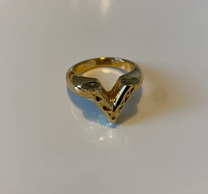 Louis Vuitton  - Essential V ring Louis Vuitton strl M i nyskick