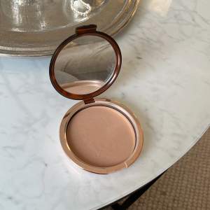 Jättefin bronzer, märket är Estēe Lauder. Använt en gång men säljer pågrund av fel färg💓 nypris 525kr på kicks💓