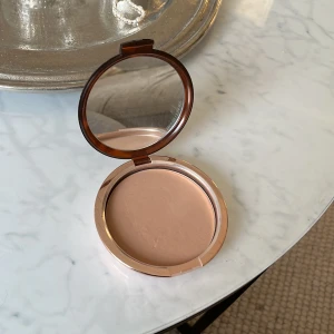 Bronzer - Jättefin bronzer, märket är Estēe Lauder. Använt en gång men säljer pågrund av fel färg💓 nypris 525kr på kicks💓