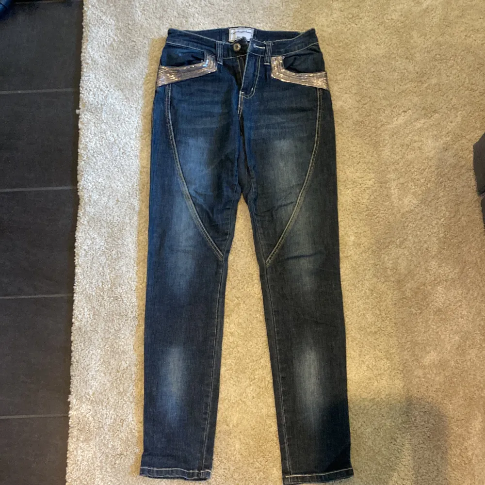 CopenahagenLuxe jeans storlek xs. Jätte fin detalj på fickorna! Säljer pga försmå för mig . Jeans & Byxor.