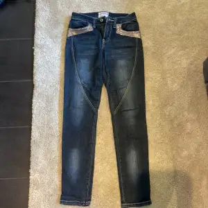 CopenahagenLuxe jeans storlek xs. Jätte fin detalj på fickorna! Säljer pga försmå för mig 