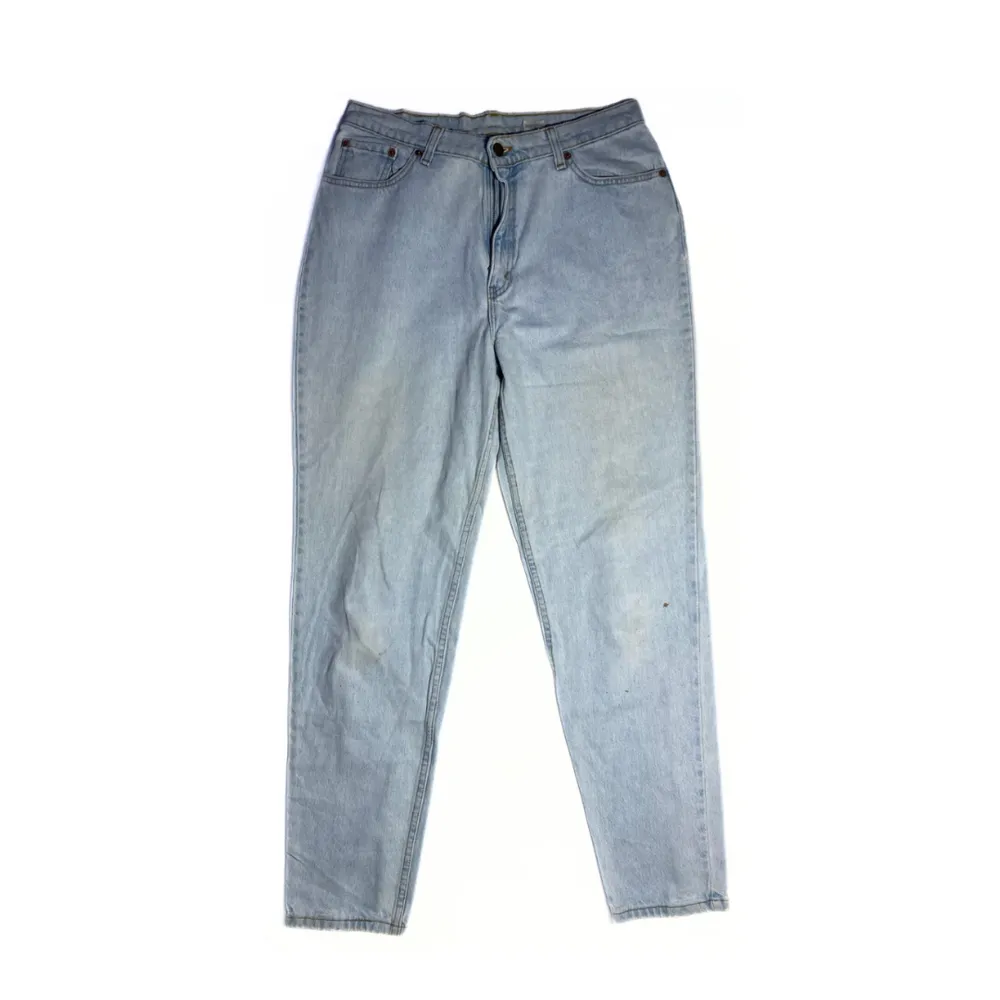 Size: 31/31. Ljusblå. Condition: vintage. Alla jeans är uppmätta av oss! Har ni frågor eller funderingar är det bara slide DM, tveka inte!. Jeans & Byxor.