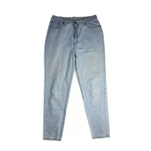 Levi’s 512  - Size: 31/31. Ljusblå. Condition: vintage. Alla jeans är uppmätta av oss! Har ni frågor eller funderingar är det bara slide DM, tveka inte!