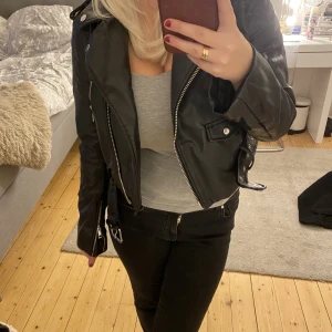 Skinnjacka - Har växt ur men är fortfarande i bra skick! Väldigt snygg och inget fel på💕💕