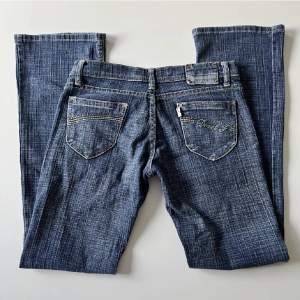 Säljer vidare dessa superfina lågmidjade jeans som tyvärr inte passade mig. Står storlek M men skulle abslout säga XS. Midjemått 74cm. Innerbenslängd 74 cm. 
