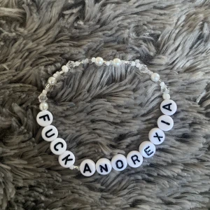 Fuck anorexia armband  - En annan design på armbandet! Basic och fint som passar till allt.