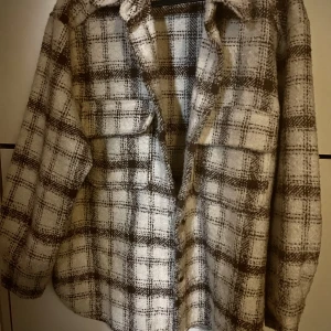 Höst kappa - kort 🧥  - Otroligt snygg höstkappa som jag knappt har använt. Kappan ger dig en rik Chanel känsla om ni är ute efter en sådan stil. Storlek 38-40. Köptes för 350 säljer för 200kr. Passa på! Med vänlig hälsning, Lana 