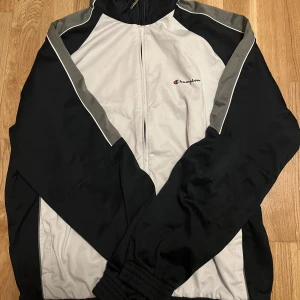 Tränings jacka?  - Säljer min champion jacka för den kommer inte till användning storlek L passar som M/S💗