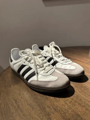 Adidas Samba OG storlek 38 - Säljer nu mina nyinköpta Adidas då de tyvärr är för små för mig 💔 Köptes för 3 veckor sedan, använda ca. 3-4 gånger. Köpare står för frakt!
