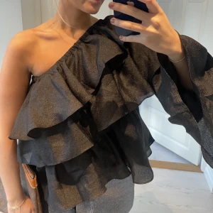 Volang topp  - Volang topp, lite shimrig. Nypris 900💓exklusivt märke 