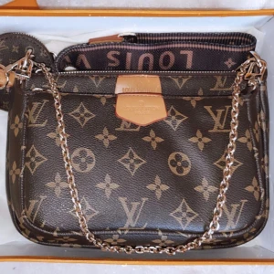 2 set väska - Kan fraktas spårbar för 75kr.