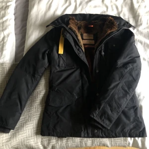 Parajumpers jacka äkta - Väldigt fin parajumpers jacka storlek M skick 10/10 äkta och avtagbar päls vid nacken