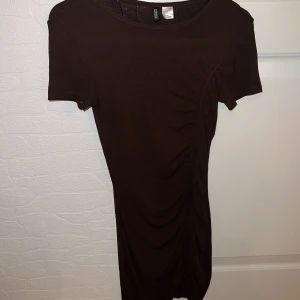 Klänning - Kort klänning från H&M i storlek XS. 