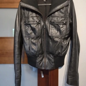 Läderjacka - Jättefin ”läderjacka” ifrån mexx i storlek 38 men skulle säga passar 36 bättre, inuti ena ärmen har lite av innertyget lossnat men annars är den i fint skick! 💓