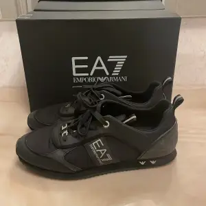 Säljer mina EA7 skor Svart med box. 