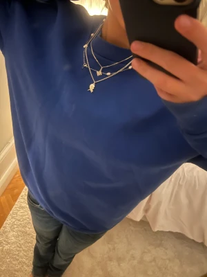 Blå Troja  - en blå oversize tröja från Jeanerica storlek S men den passar M och kanske L