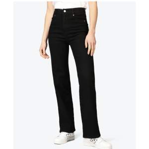 Jättefina raka jeans från dr denim i modellen moxy straight, storlek xs längd 34, dom är väldigt stretchiga i benen. Nypris: 699:- Nyskick så de är fin svart färg  