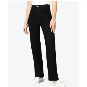 Jättefina raka jeans från dr denim i modellen moxy straight, storlek xs längd 34, dom är väldigt stretchiga i benen. Nypris: 699:- Nyskick så de är fin svart färg  