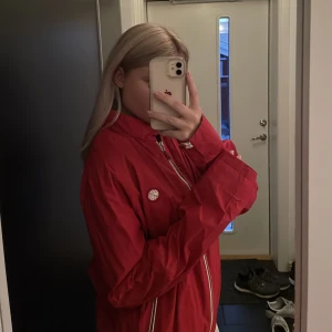 Tunn jacka - Jättefin tunn vindjacka i denna härliga röda färg Storlek: L