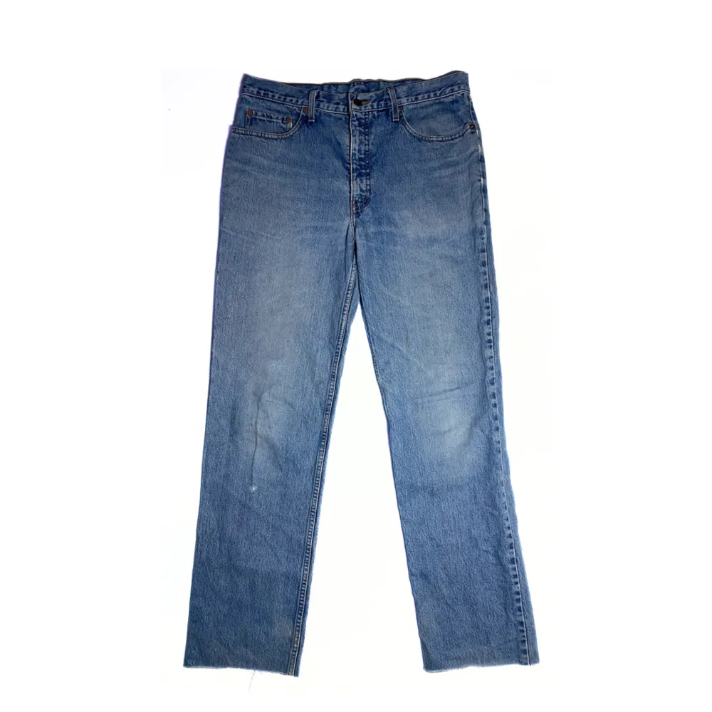 Size: 35/32. Ljusare blå. Condition: vintage. Alla jeans är uppmätta av oss! Har ni frågor eller funderingar är det bara slide DM, tveka inte!. Jeans & Byxor.