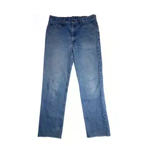 Size: 35/32. Ljusare blå. Condition: vintage. Alla jeans är uppmätta av oss! Har ni frågor eller funderingar är det bara slide DM, tveka inte!