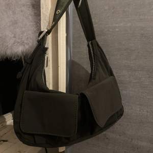 Mörkgrön Zara väska, sparsamt använd. Har inga defekter samt är mycket rymlig! 