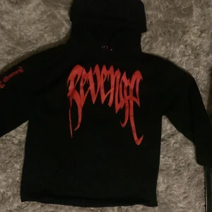 XXXTentacion x Revenge - Black/Red ”Kill” Hand Hoodie - Tjenare! Säljer min hoodie som jag haft i två år nu, köptes när jag var i USA. Inga snören med. Mvh Sebbe 
