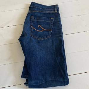 Mörblåa Bootcut jeans i mycket bra skick. Märke Crocker. Size: 26 L: 30. Använda få gånger