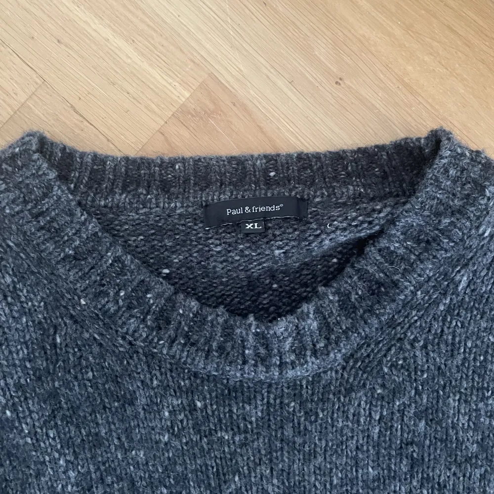 Säljer min ull sweater från Paul and friends, najs fit, passar mig bra som är 175 och relativt mindre i kroppen.    Men kommer sitta snyggare på någon lite längre möjligtvis.   Sitter som en mindre XL Boxy fit. Tröjor & Koftor.