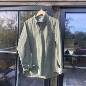 Skjorta - Grön skjorta från H&M Skick: 9/10 aldrig använd. Storlek: M För fler frågor skicka pm! Mvh, Max.