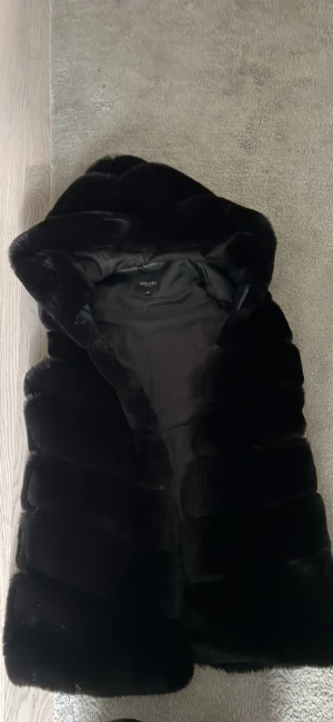 Helt ny väst  - Helt ny hollies väst inte använd säljs pågrund av fel storlek.