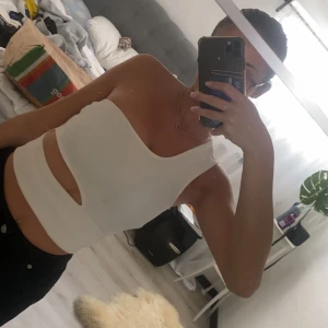 Vit topp  - Säljer denna vita toppen som är öppen vid sidan väldigt snygg, men tyvärr så är den för liten för mig 🫶🏼